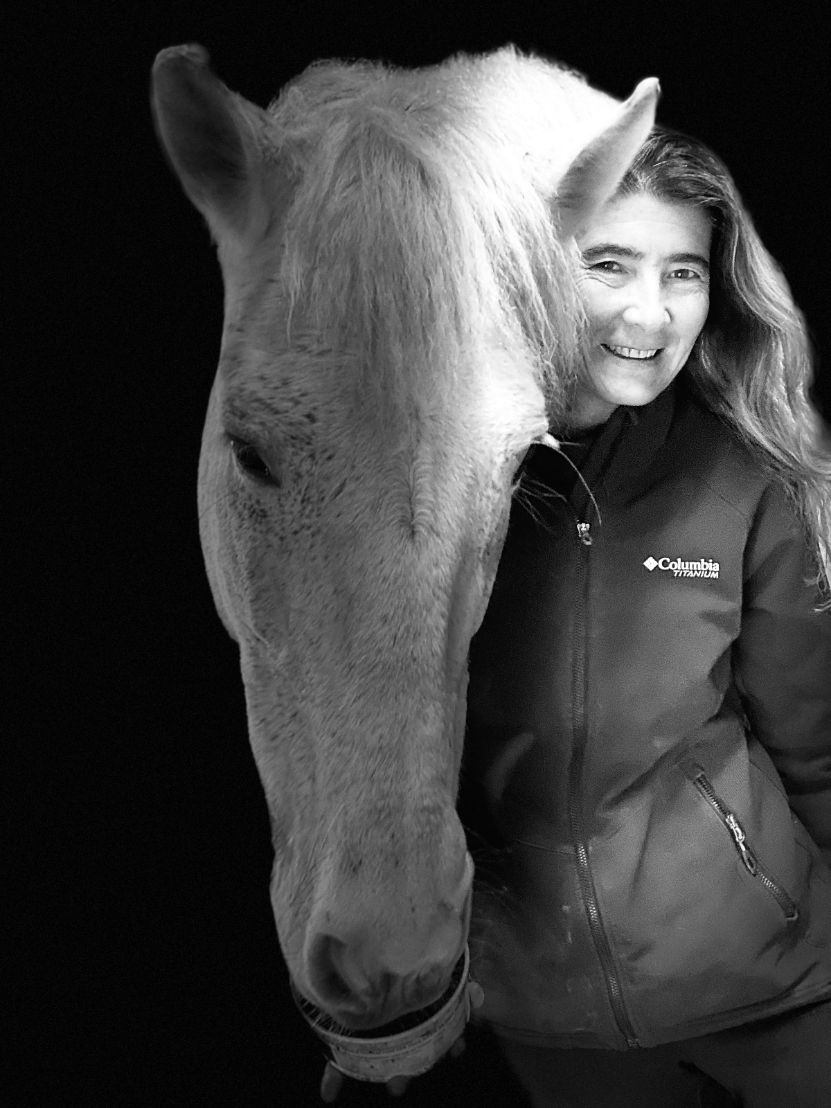 Bea Morral junto a un caballo